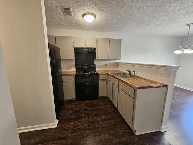Building Photo - 117 Hunt Club Ct
