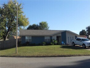 Building Photo - Cute 3 Bedroom 2 Bath House for Rent  Move...
