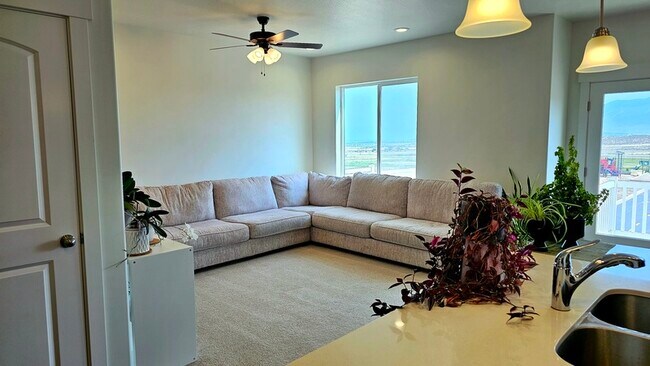 Building Photo - 983 W Coral Charm Wy