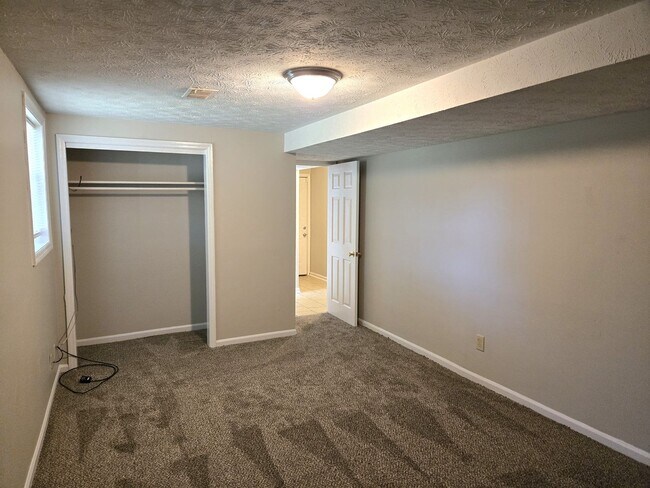 Building Photo - Spacious Split Level In Gainesway   251113