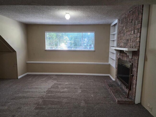 Building Photo - **PENDING APPLICATION**Beautiful 3 Bed 1.5...
