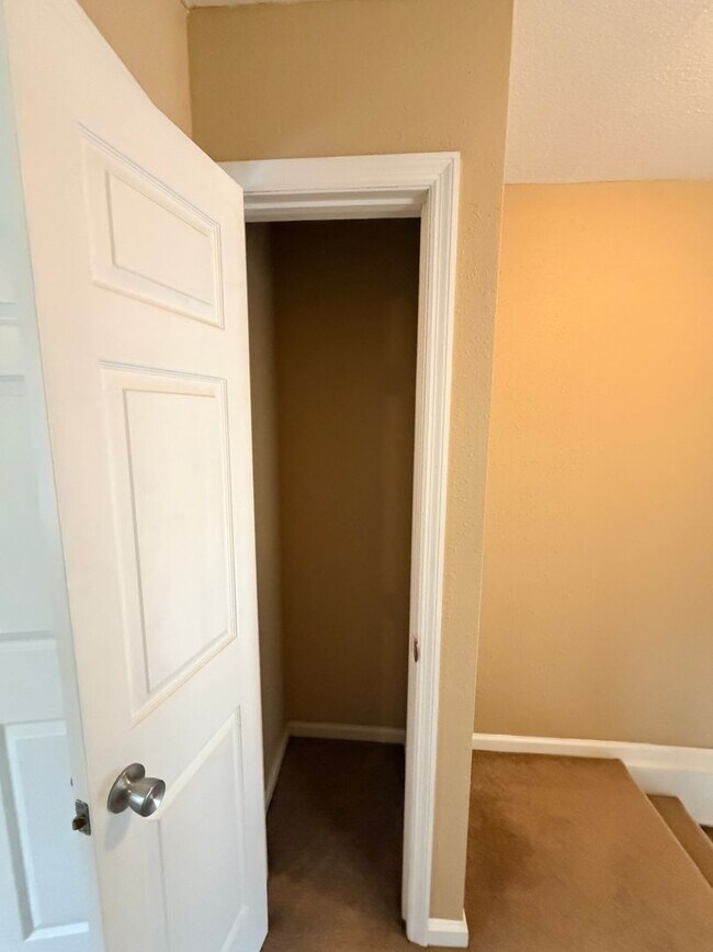 Building Photo - Nice Townhome Located in Adel