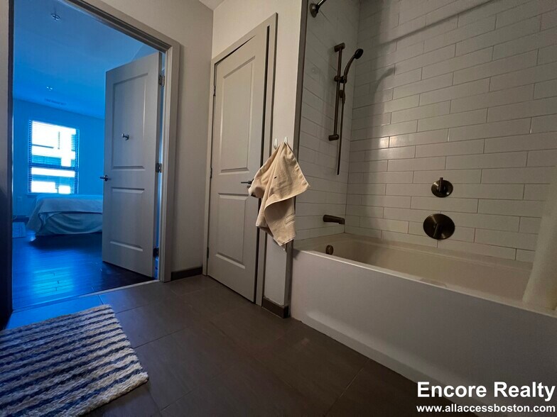 Building Photo - 36 Marion St