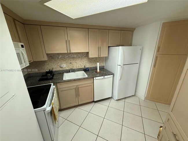 Building Photo - 801 Brickell Bay Dr