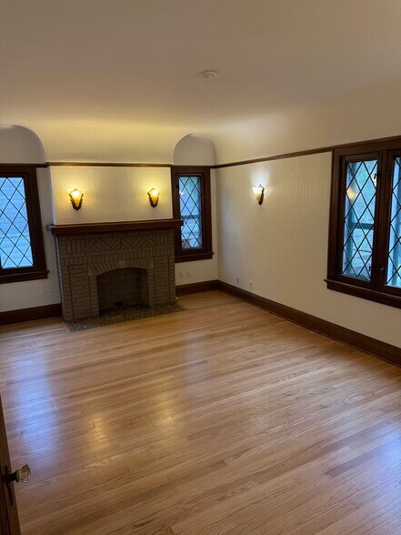 Building Photo - 332 E Schiller St