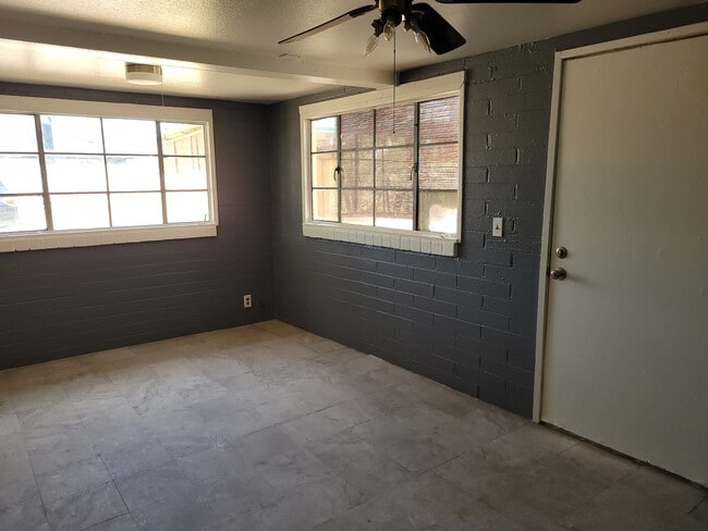 Building Photo - 461 W Thurber Rd