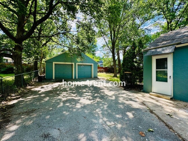 Building Photo - Adorable Ranch in Roeland Park w/ Wood Flo...