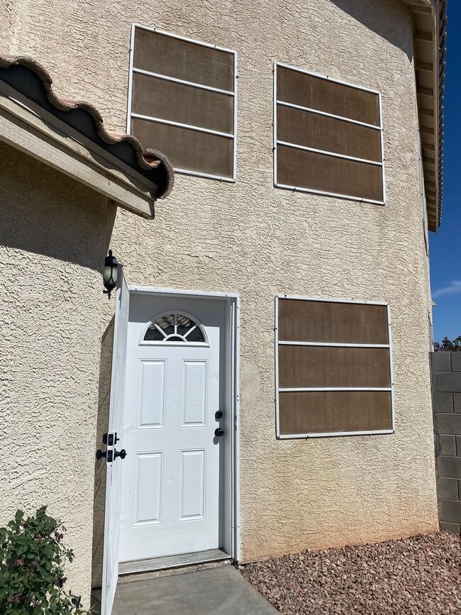 Building Photo - AMERICANA Property Mgmt - Remodeled 2 stor...