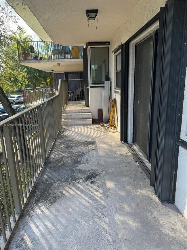 Building Photo - 4725 SW 62nd Ave