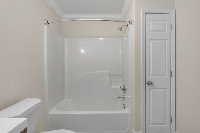 Building Photo - Crown Moulding********* Renovated 3 Bedroom 2 Bath********* Granite Countertops