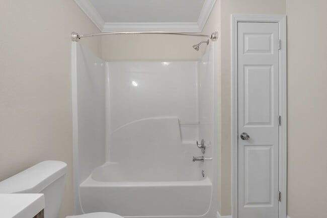 Building Photo - Discover Your Dream Apartment: Renovated 3-Bedroom, 2-Bath Apartment