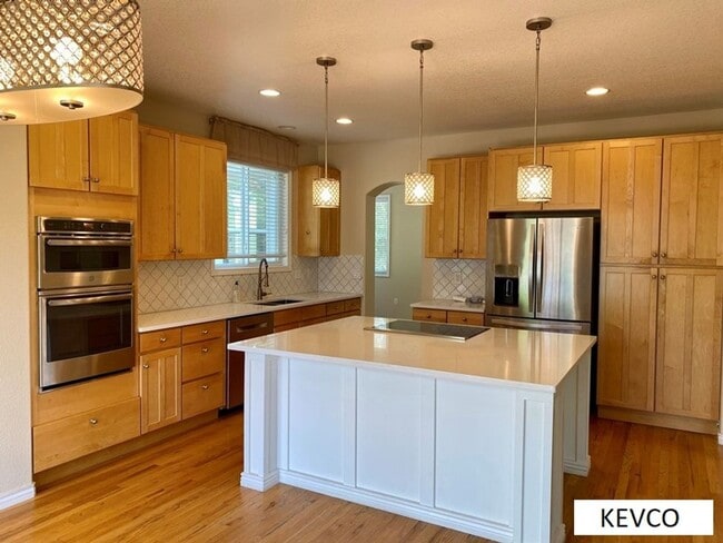 Building Photo - Amazing Three Bedroom Home With Office Space