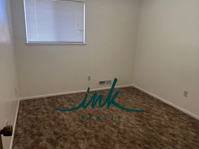 Building Photo - Lovely Gardnerville Townhome