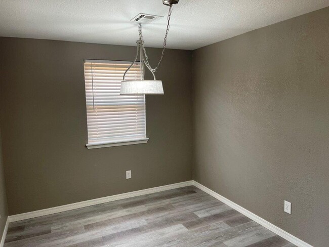 Building Photo - Pets OK! Moore Schools, 2 bed 2 full bath ...