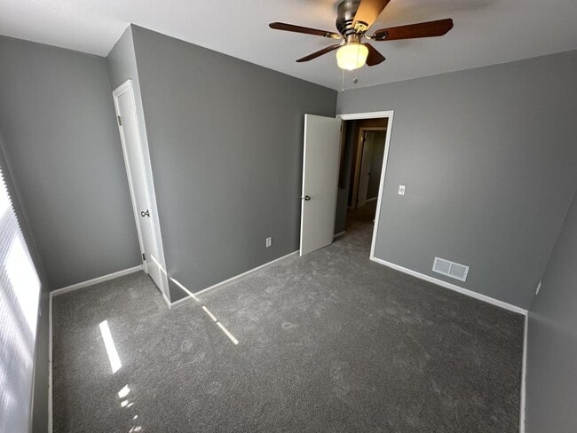 Building Photo - 8 Colonial Ct