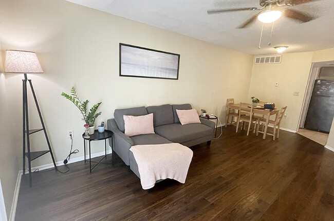 Building Photo - 1964 Lake Atriums Cir