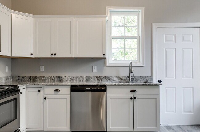 Building Photo - 3418 Carolina Ave