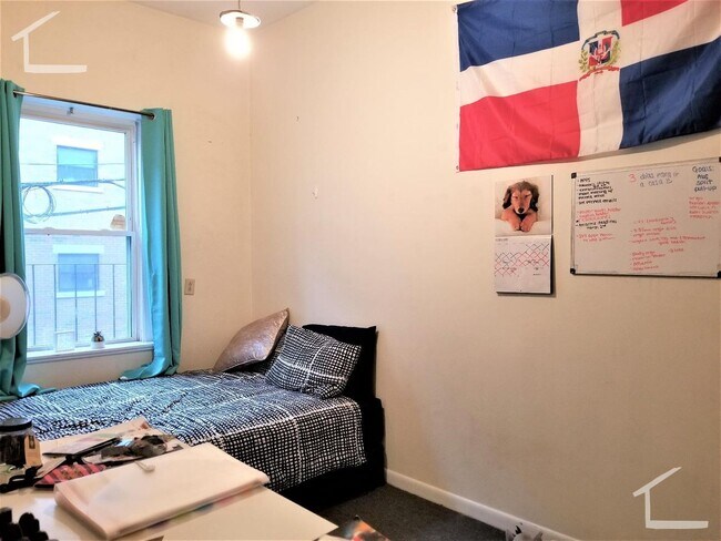 Building Photo - 3 bed1bath unit in Fenway is available in 9/1