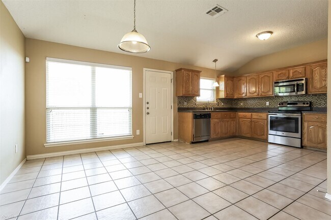 Building Photo - 4 br, 2 bath House - 705 Pine Hollow Dr