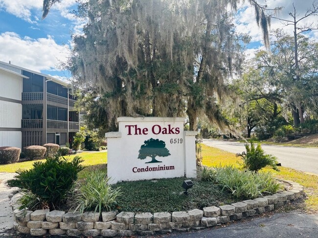 Building Photo - 1/1 Clean apartment