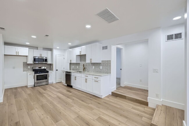 Building Photo - Renovated Duplex with Private Entrance