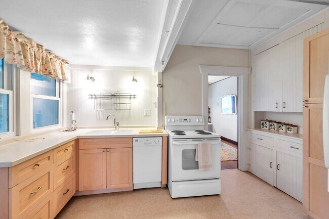 Building Photo - Gulfport Arts District Living — Furnished 3BR Bungalow with Large Yard and Easy Coastal Access |