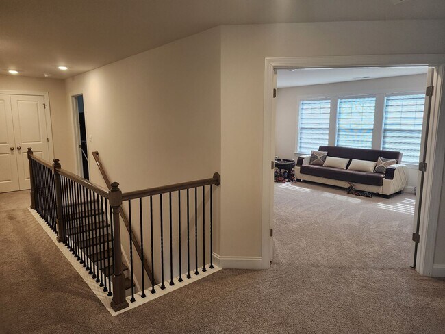 Building Photo - Like New Single Family Home minutes from B...