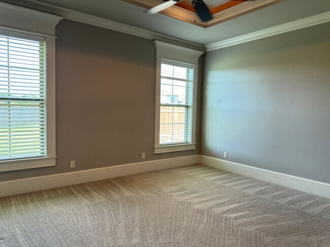 Building Photo - Gated community with community POOL!!!!