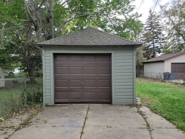 Building Photo - Immaculate 4 Bedroom Single Family with Central AC and Detached Garage, parking lane, and Large B...
