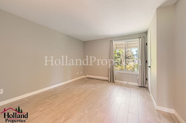 Building Photo - Charming Home Near Parks and Trails in Por...