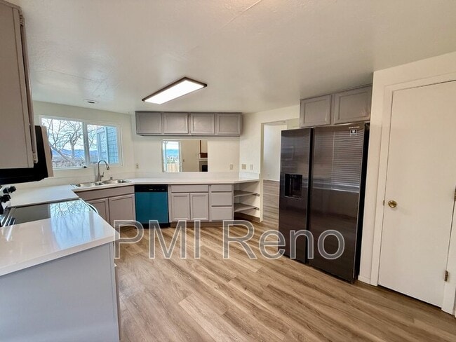 Building Photo - 2402 Skyview Dr