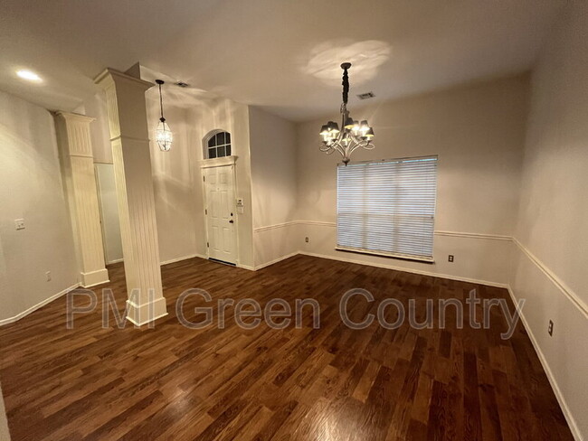 Building Photo - 305 N Aster Pl