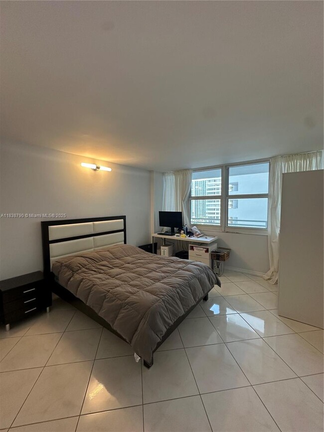 Building Photo - 2030 S Ocean Dr