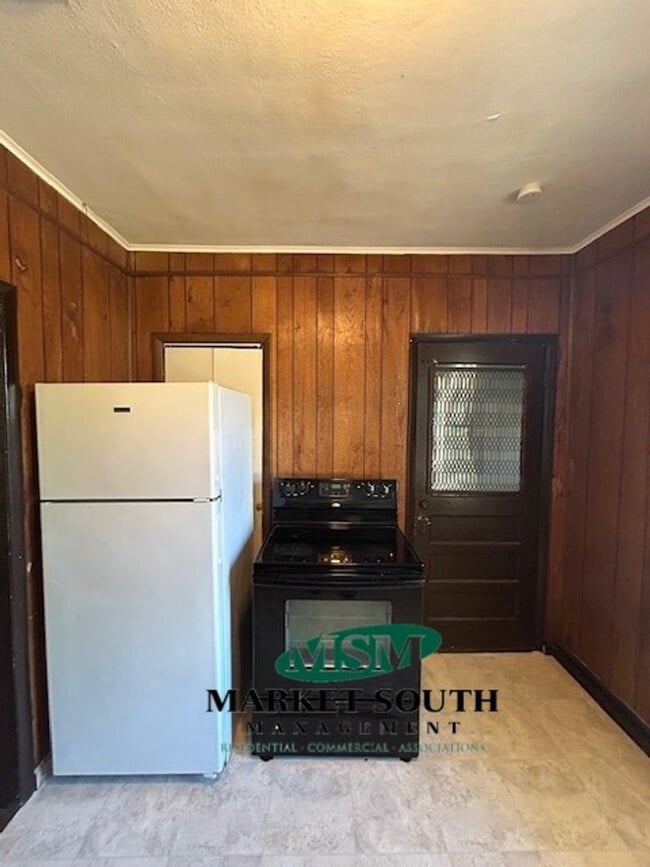 Building Photo - EASTSIDE BUNGALOW ON WALDBURG!