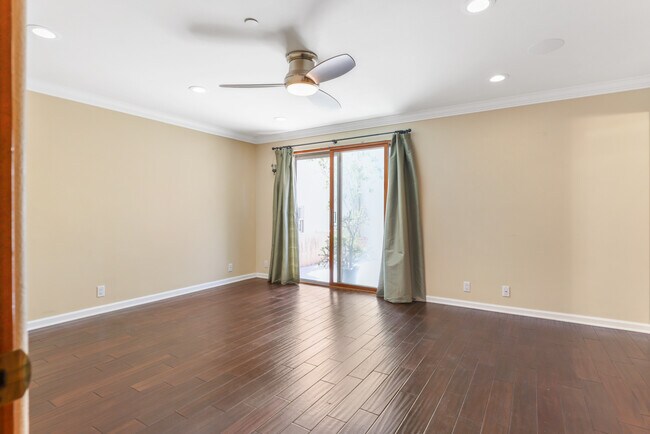 Building Photo - 209 Crest Dr