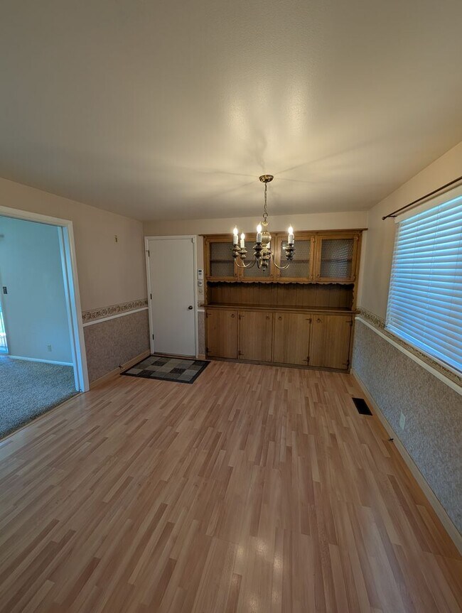 Building Photo - 675 University Dr