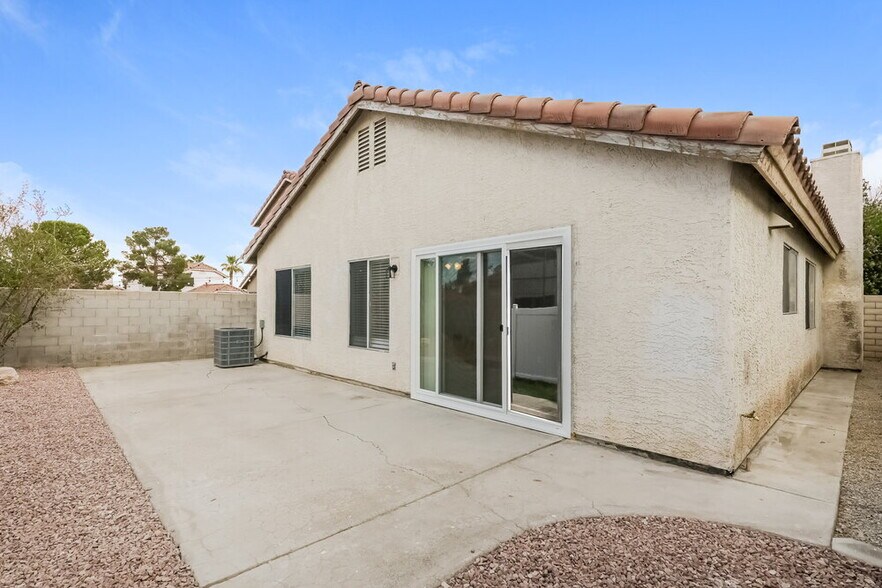 Building Photo - 2562 Machado Dr