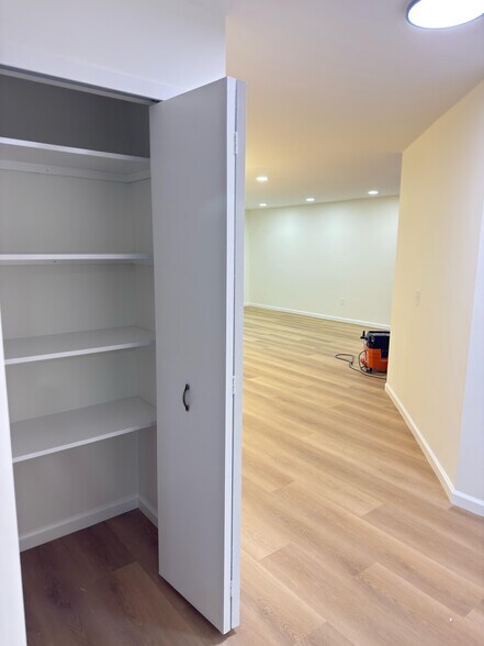 Building Photo - 6619 Ridgefield Cir