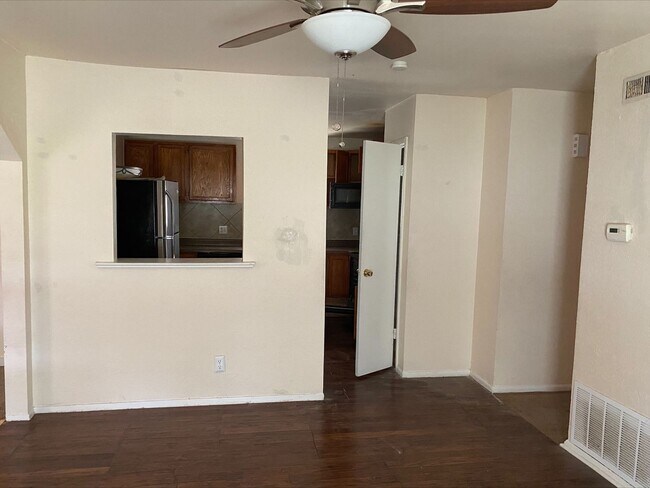 Building Photo - Large home