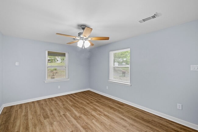 Building Photo - 102 Pine Cir