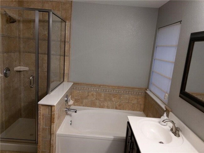 Building Photo - 1004 Ridgebluff Cir