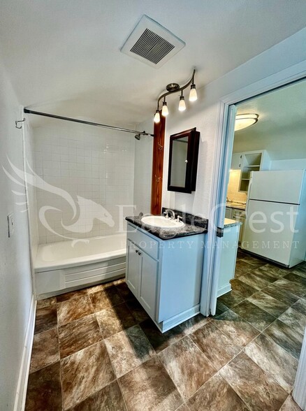 Building Photo - Comfortable 2-Bedroom Home with Fenced Yard & Washer/Dryer Hookups