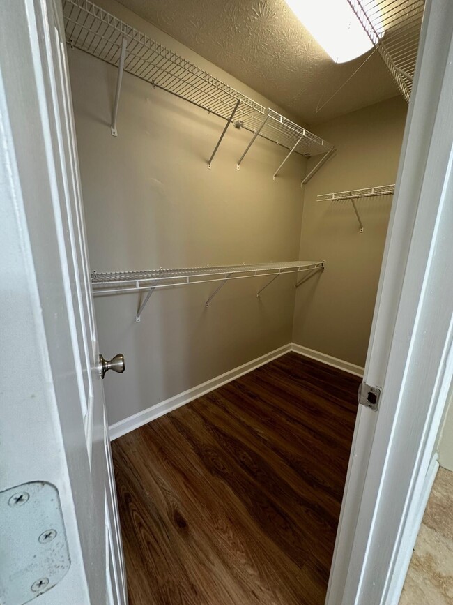 Building Photo - 3505 Lakeside Ct
