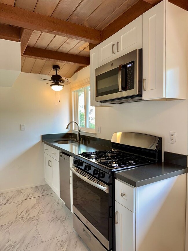 Building Photo - Carriage House