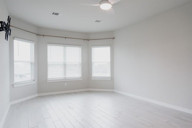 Building Photo - 11400 Comano Dr