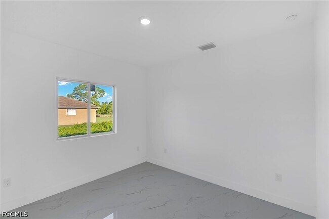 Building Photo - 747 Newell St E