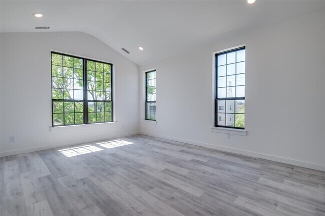 Building Photo - Gated Luxury Townhomes with yard + Roof Patio