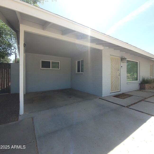 Building Photo - 7335 N 11th Pl