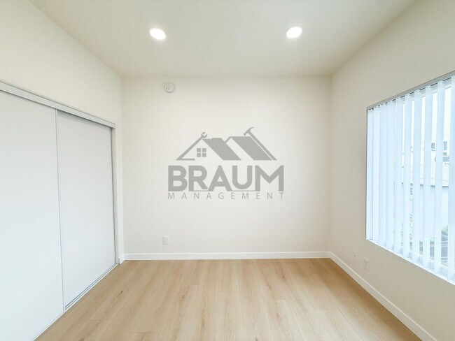 Building Photo - 11035 Moorpark St