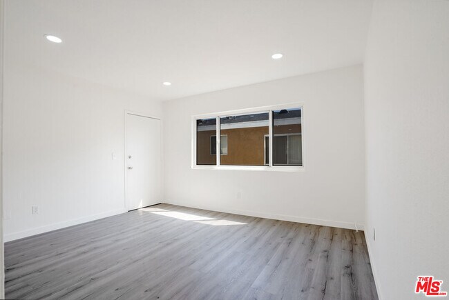 Building Photo - 241 W 84th St